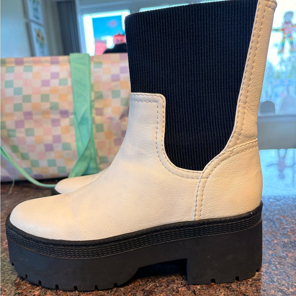Zodiac Women's Cream and Black Ankle Boots